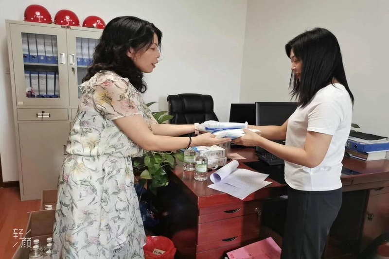 发放防疫物资 筑牢疫情防地