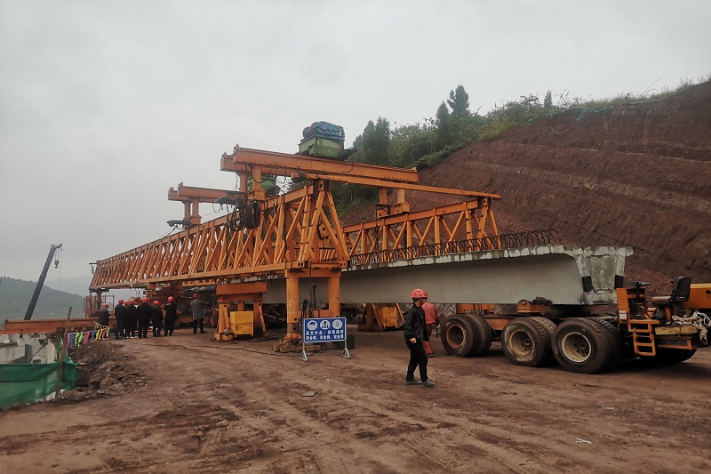 枣树湾大桥首片预制箱梁架设圆满完成