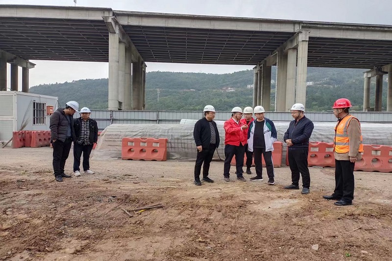 交投集团党委副书记、总司理牟春华检查督导二专线北出口改建项目事情