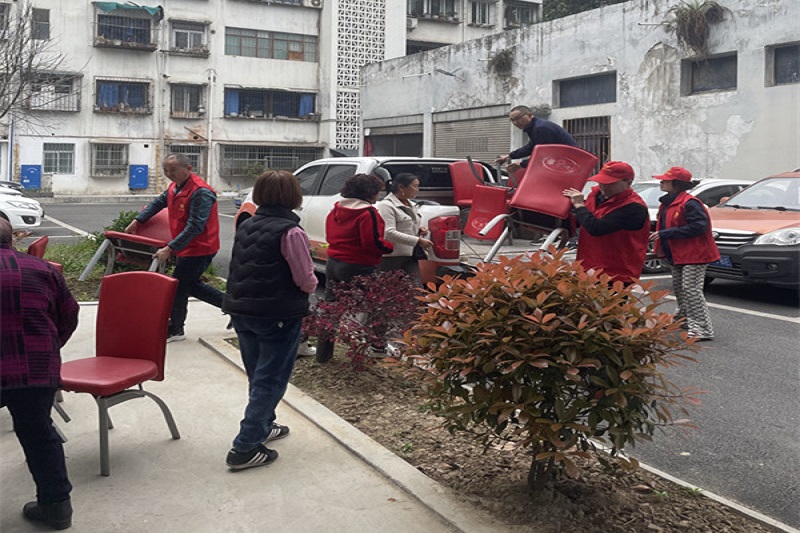 我为群众办实事||党建引领送温暖，，爱心座椅进社区