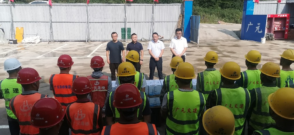 马太在调研Z6尊龙凯时集团月坝项目并慰问一线劳动者时强调 落实落细防暑降温步伐 全力推进项目建设提质增效